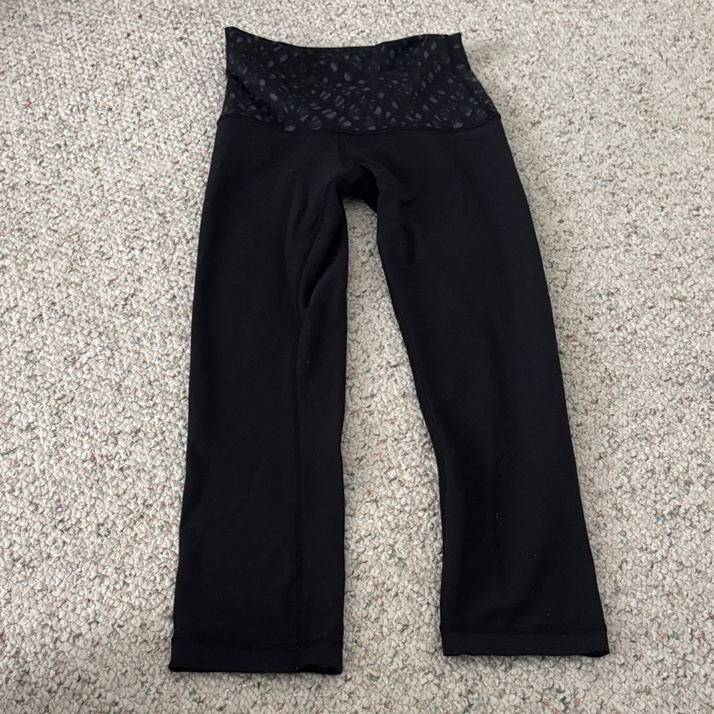 Lululemon Black align high rise 23”Leggings with patterned waistband